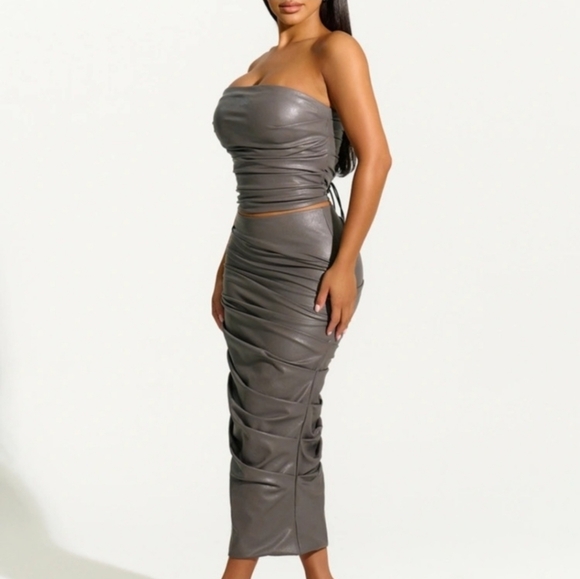 NWT Naked Wardrobe Ruched Faux Vegan Leather Midi Skirt in Dark Grey M - Flaw - Picture 2 of 10